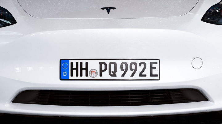 Actual product image Ivality Legaler Magnet-Kennzeichenhalter für Tesla Model 3/Y (Front + rear)