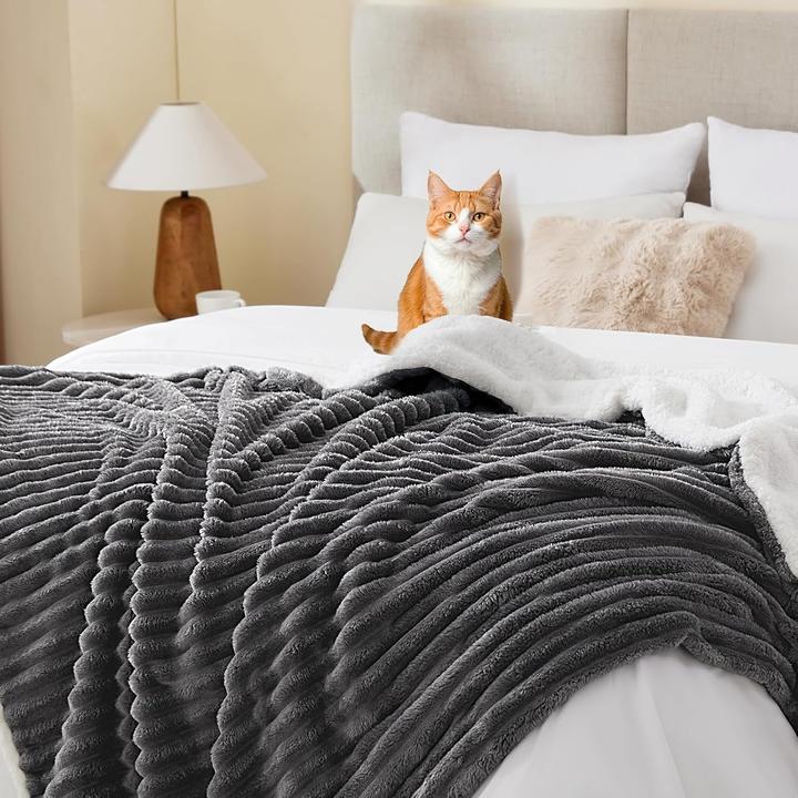 Produktbild Wave Sherpa Kuscheldecke, 220 x 240 cm