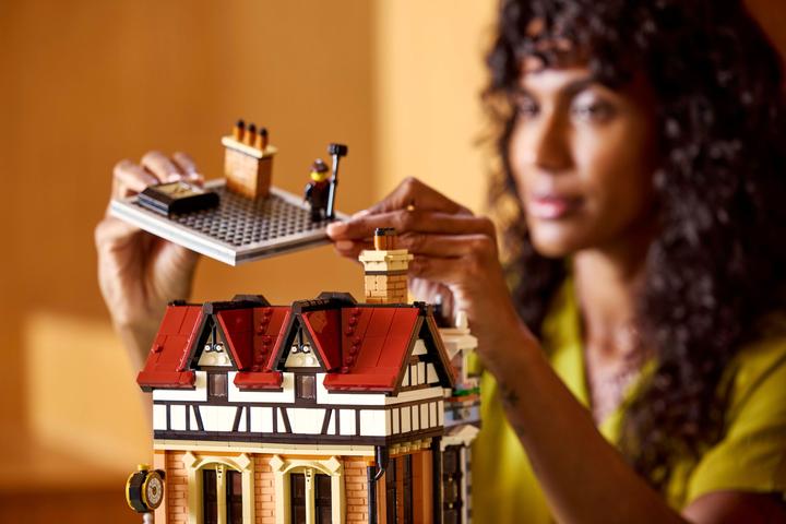 Produktbild LEGO Eckhaus im Tudorstil (10350, LEGO Icons, LEGO Seltene Sets)