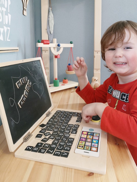 Actual product image small foot Wooden laptop with magnetic board (German)