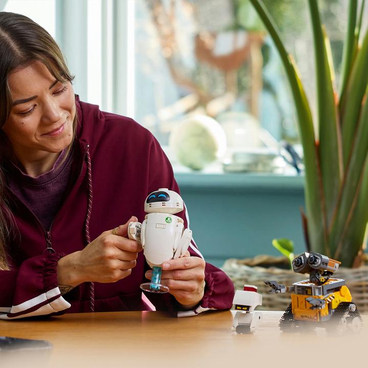 Actual product image LEGO WALL-E and EVE (43279, LEGO Disney)