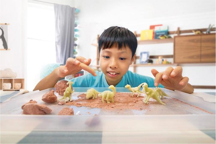 Actual product image 4M Glowing dinosaur