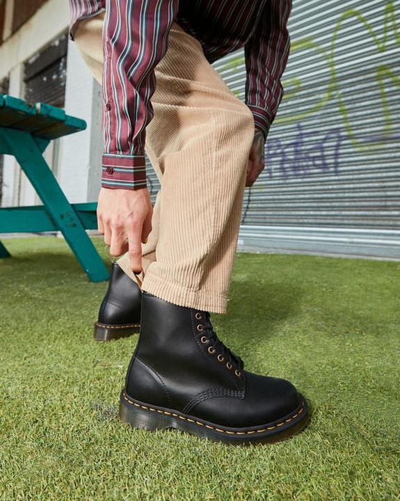 Actual product image Dr. Martens Boots (38)