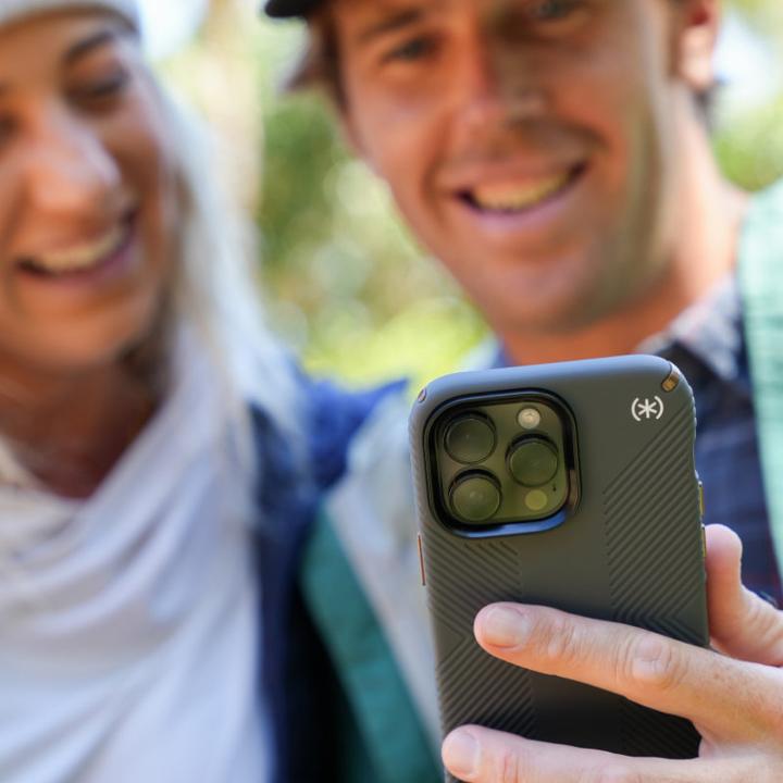 Produktbild speck Presidio2 Grip – Rutschfeste iPhone 15 Plus/14 Plus Hülle (Anthrazit/Cool Bronze/Schiefer) (Apple iPhone 14 Plus, Apple iPhone 15 Plus)