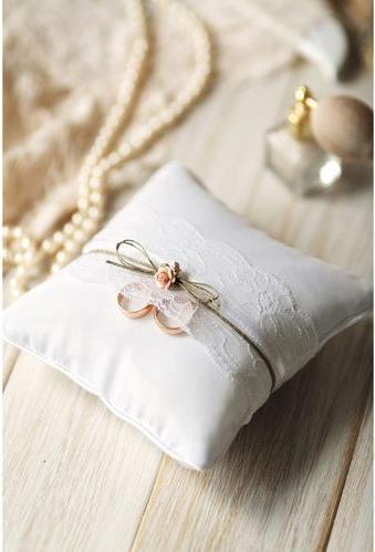 Produktbild Partydeco Partyaccessoire Ringkissen mit Spitze und Rose Weiss/Rosa