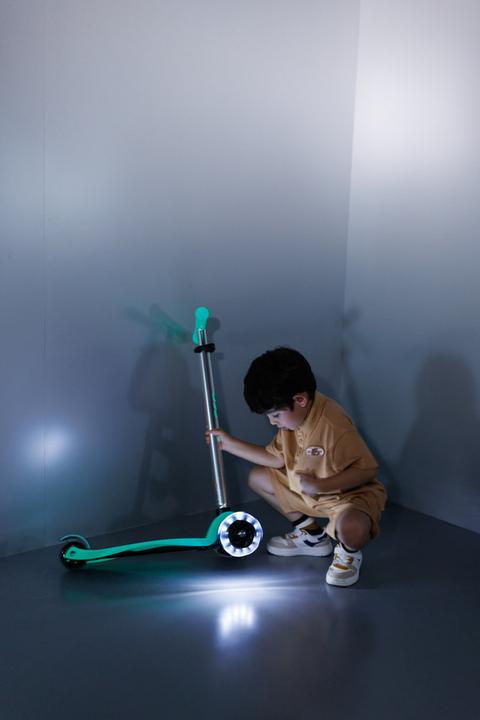 Actual product image Micro Scooter Maxi Deluxe Glow LED Plus Jelly Green