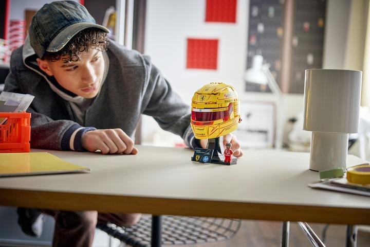 Productafbeelding LEGO Scuderia Ferrari HP Lewis Hamilton Helm (43022, LEGO Edities)