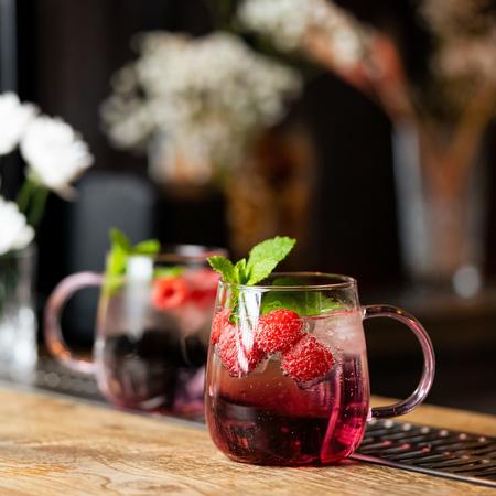 Actual product image Vialli Design Bolla Set bestehend aus zwei Gläsern mit rosa Henkel 400ml (0.40 l, 2x)