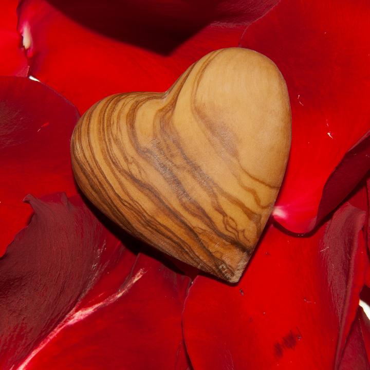 Actual product image Natura Punto Hand charm in the shape of a heart made of olive wood, 5 x 5 cm, handmade (5 x 5 cm)