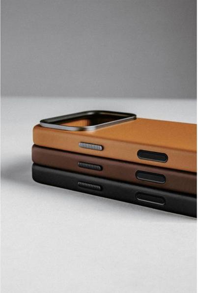 Actual product image Nomad Traditionelle Lederhülle - Lederhülle für iPhone Pro, Horween-Leder (Apple iPhone 17 Pro)