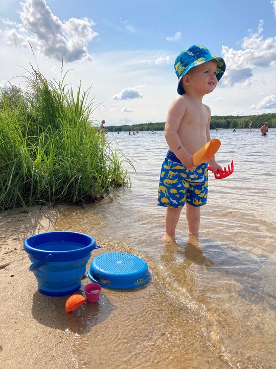 Actual product image Schildkröt Sand Toys folding bucket set red 9x22 cm, 7 parts, bucket 3l, sieve, accessories, from 18 months