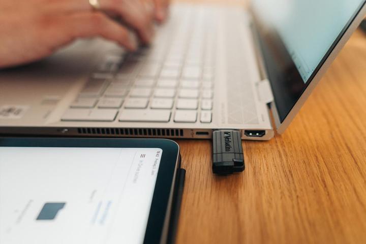 Produktbild Verbatim PinStripe (128 GB, USB-A)