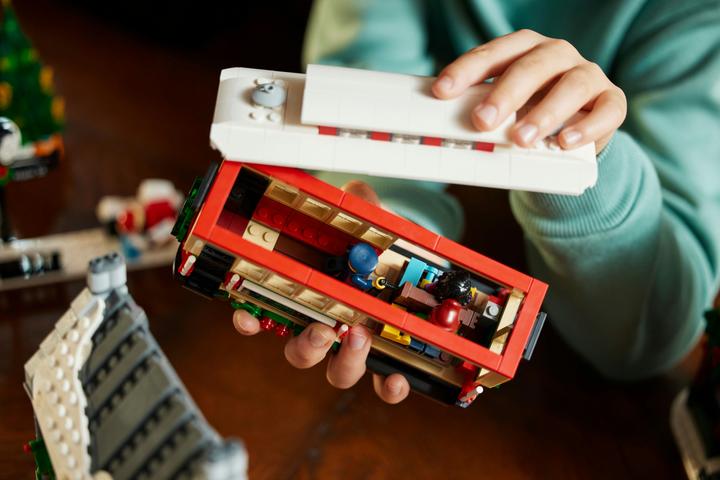 Image du produit LEGO La rue principale décorée pour Noël (10308, LEGO difficiles à trouver)