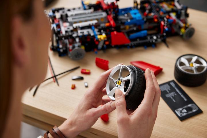 Actual product image LEGO Ferrari Daytona (42143, LEGO Technic)