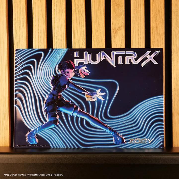 Image du produit Moriarty Art Project Metal plate - KPop Demon Hunters - Zoey, Huntrix (60.96 x 91.44 cm)
