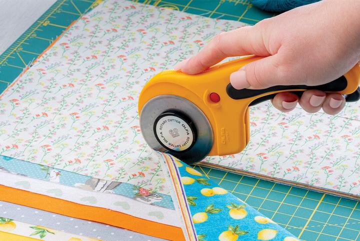 Immagine prodotto Olfa Coltello da crochet con diametro di 60 mm per il taglio di tessuti, materiali naturali e (Taglierini)