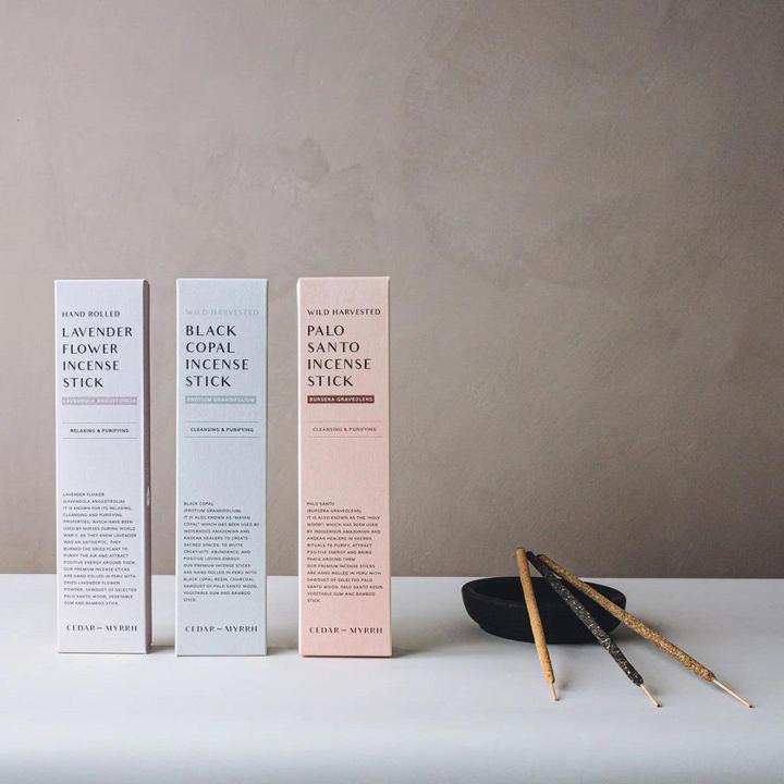 Actual product image Cedar and Myrrh Räucherstäbchen handgerollt Weisser Salbei