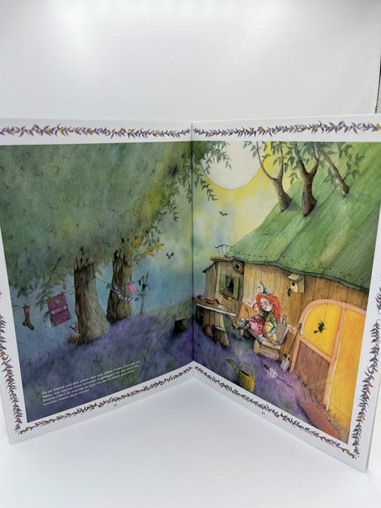 Image du produit Frida, la petite sorcière de la forêt. Des autocollants pailletés pour s'amuser. Créez la forêt