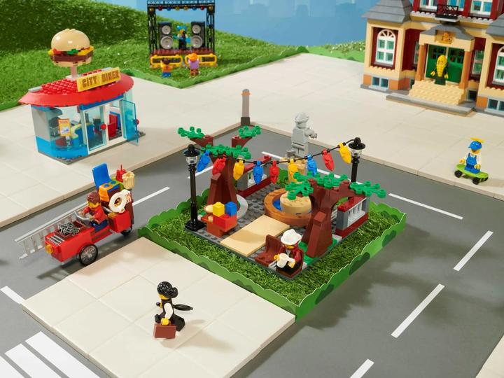 Actual product image LEGO City square (60271, LEGO City)