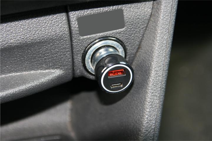 Actual product image IWH Dual USB-C car charger plug 2.1A Load capacity current max.=2.1 A