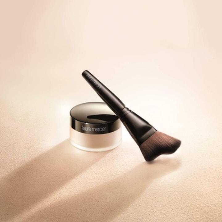 Actual product image Laura Mercier Brushes Glow Powder Brush 1 pc. (Powder)