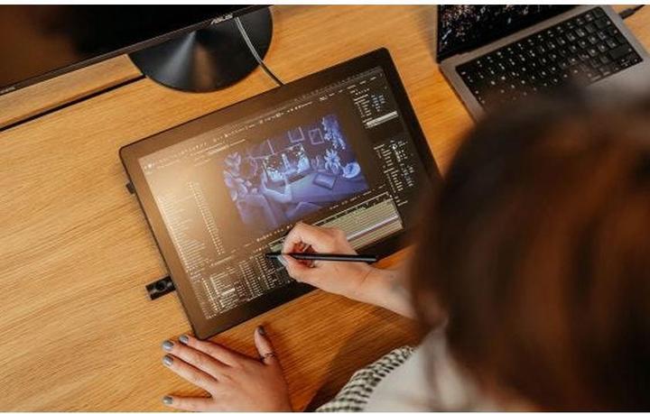 Actual product image Wacom Cintiq 16 DTK168 (16", 5080 lpi)