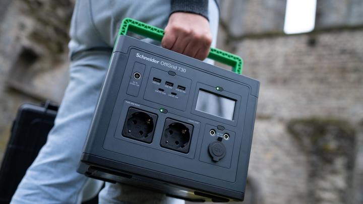 Productafbeelding APC Schneider OffGrid Portable Power Station 730 738Wh Lithium-ion 2 Schuko Sinewave (738 Wh, 6.40 kg)