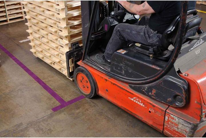 Produktbild Brady B-514 ToughStripe Bodenmarkierbänder Polyester Violett 101.6 mm x 30.48 m 1