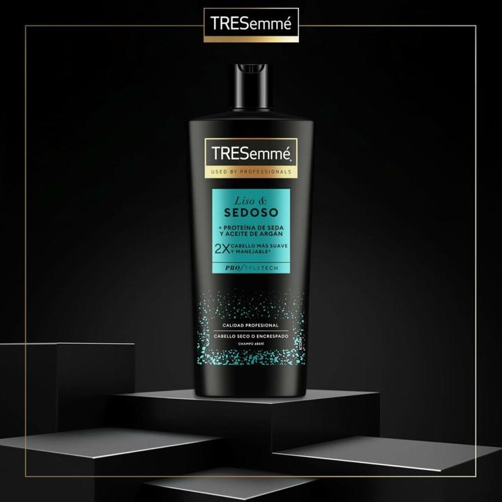 Produktbild Tresemmé Glattes und seidiges Shampoo 685ml (Flüssiges Shampoo)