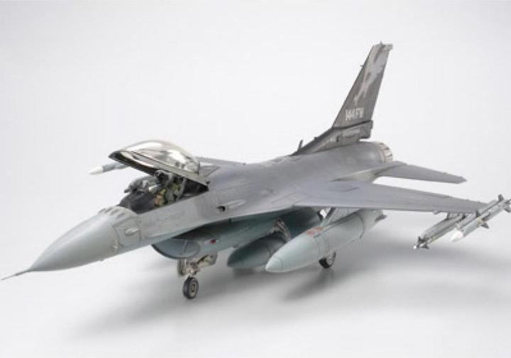Actual product image Tamiya Lockheed Martin F-16C Block