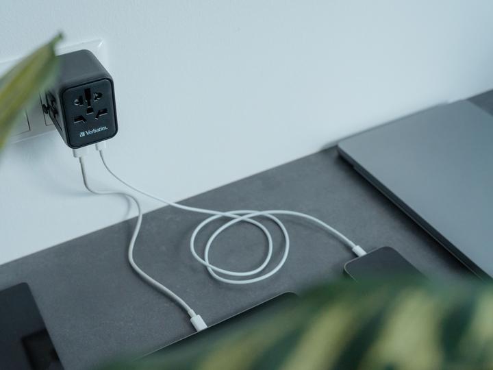 Actual product image Verbatim Universal Travel Adapter with 1 x USB-C PD 20W / 1 x USB-A QC 3.0