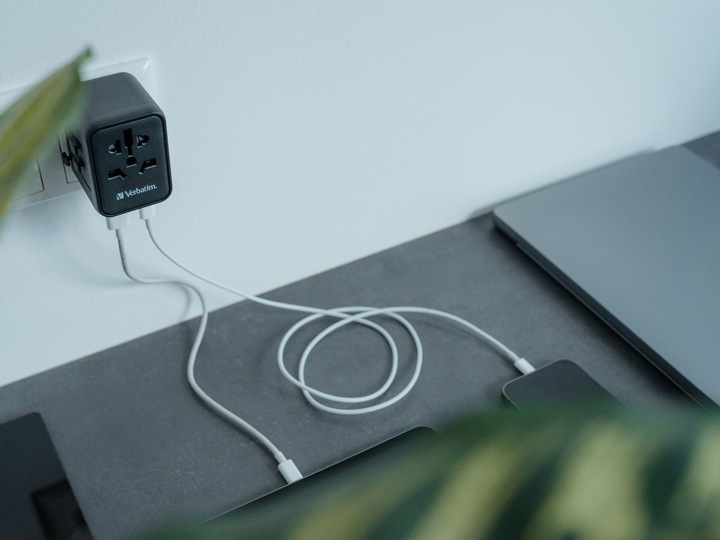 Immagine prodotto Verbatim Adattatore da viaggio universale con 1 x USB-C PD 20W / 1 x USB-A QC 3.0