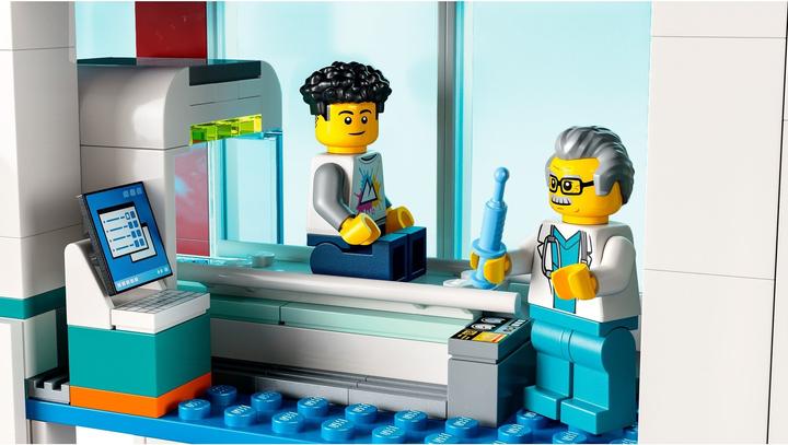 Actual product image LEGO Hospital (60330, LEGO City)