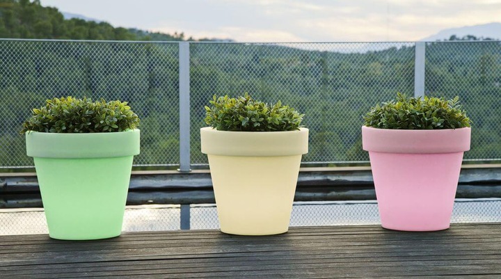 Actual product image Newgarden MAGNOLIA 160 LED solar planter, XXL flower pot illuminated outside + RGB, rechargeable battery (160 lm)