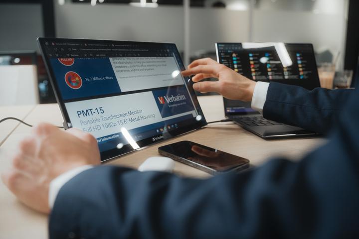 Produktbild Verbatim PMT-17 Portable Touchscreen Monitor 17.3" Full HD 1080p Metal Housing (17.30")