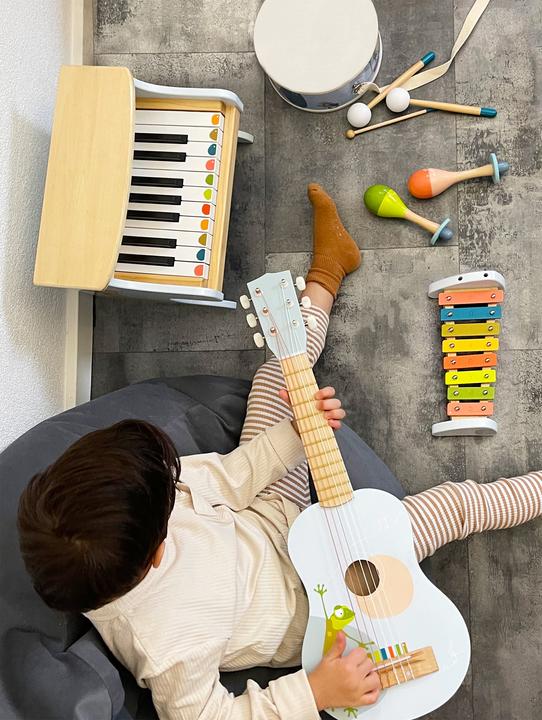 Actual product image small foot Guitar Groovy Beats (German, French, Italian, English)