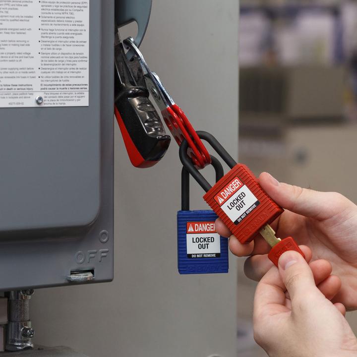 Actual product image Brady Safekey nylon safety lock with nylon shackle, red, shackle height 38 mm, shackle diameter 6.4 mm