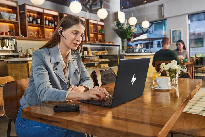 Actual product image Poly Voyager Legend 50 UC Bluetooth headset (Wireless)