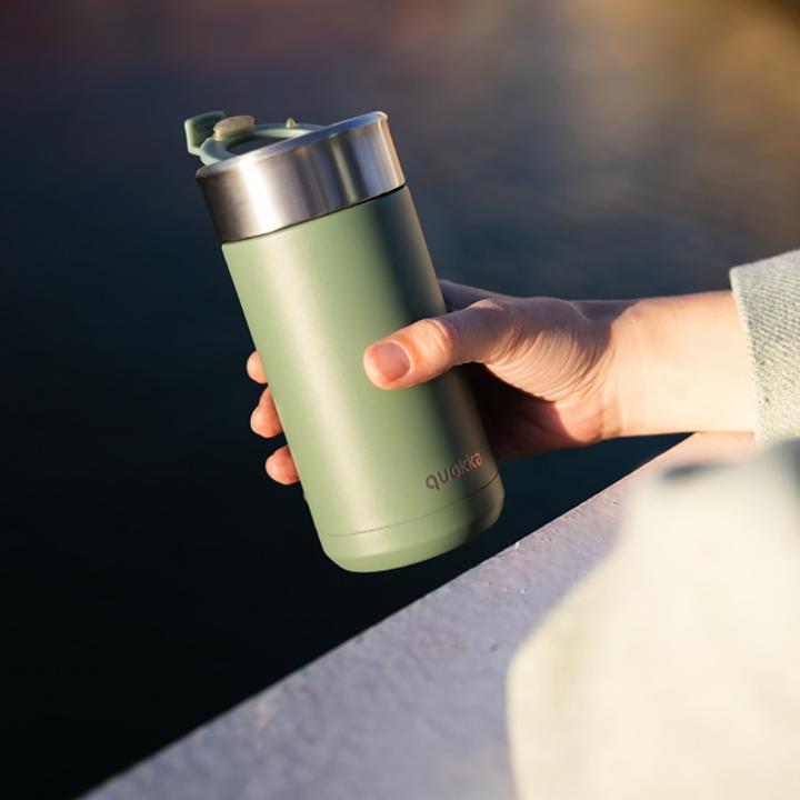 Immagine prodotto Quokka Tumbler per caffè Boost - Tazza termica in acciaio inox con filtro per il tè da 400 ml (pino) (0.40 l)