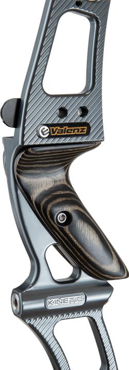 Immagine prodotto Kinetic Valenz forgiato con impugnatura in legno 25" RH inciso anodizzato grigio titanio