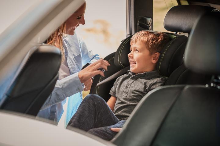 Produktbild BabyGo FreeMove Isize, grau (Kindersitz, ECE R129/i-Size Norm)