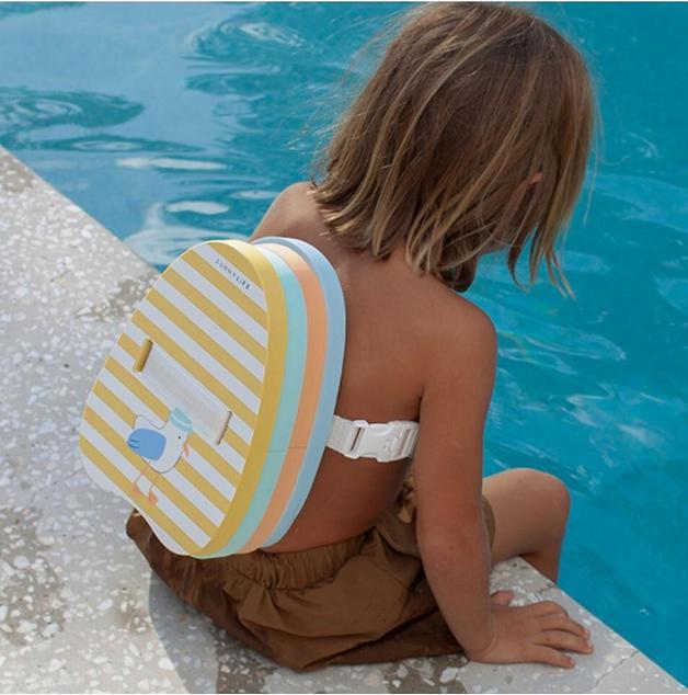 Image du produit Sunnylife Kinder Back Float Schwimmhilfe Sid die Möve Mustard Stripe (SS25)