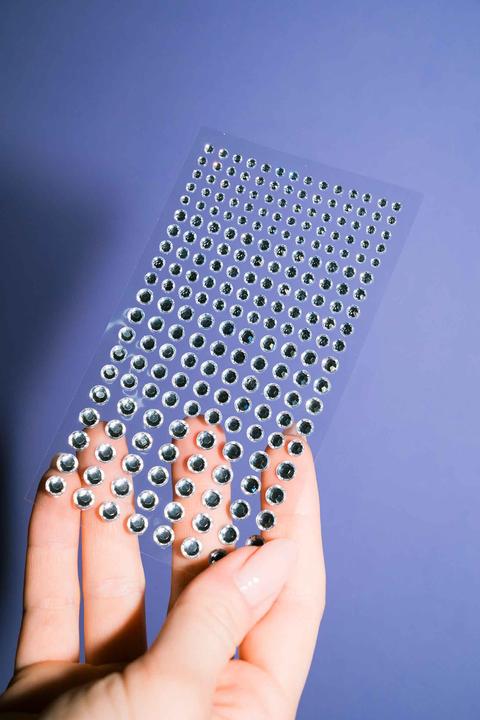 Produktbild Noya Selbstklebende Strasssteine für Gesicht & Körper – Silber (220 Stück, Festival Deko)