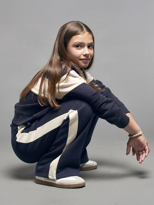 Actual product image Jonen Mädchen Jogginghose mit seitlichen Streifen und Recycling-Polyester (158)