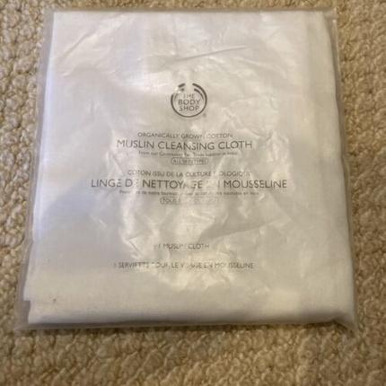 Actual product image Body Shop - Face Towel (Muslin Clean sing Cloth) (Facial cleansing wipes)