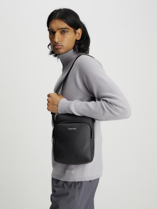 Immagine prodotto Calvin Klein Borsa a tracolla da uomo Ck Must Pique Reporter S W/Pckt Small, Nero (Ck Black), Unità (51% poliestere, 49% poliuretano)