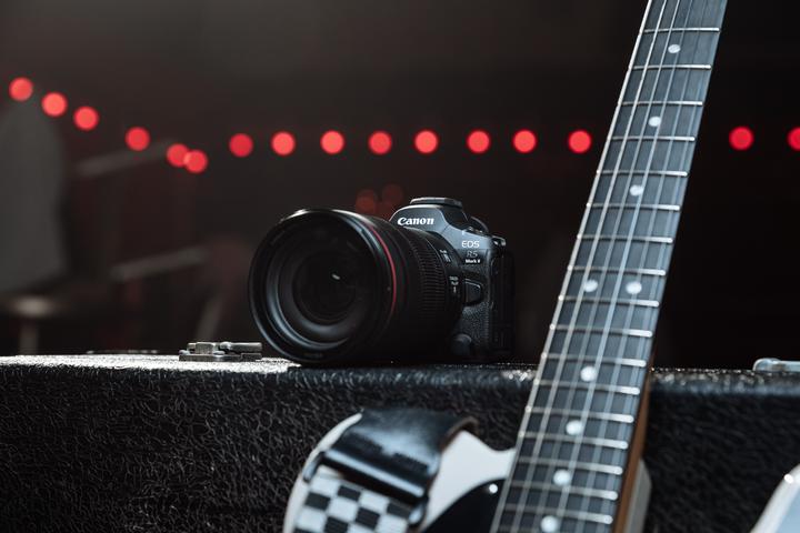 Image du produit Canon EOS R5 Mark II avec RF24-105 F4 L IS USM (24 - 105 mm, 45 Mpx, Plein format)