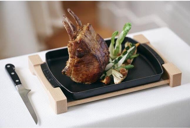 Image du produit Staub 40509-523-0 Assiette rectangulaire avec support en bois (33 x 23 cm, 1 L) noire