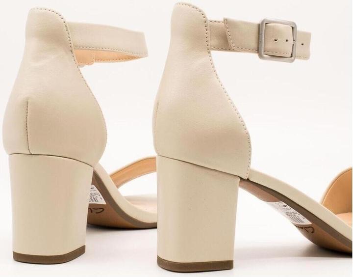 Actual product image Clarks Deva Mae Pumps (36)