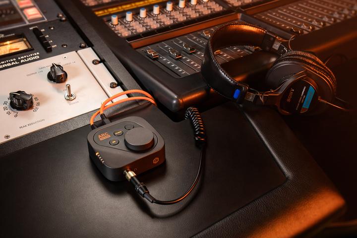 Actual product image IK Multimedia Arc On-Ear (USB-DAC, Tone control)